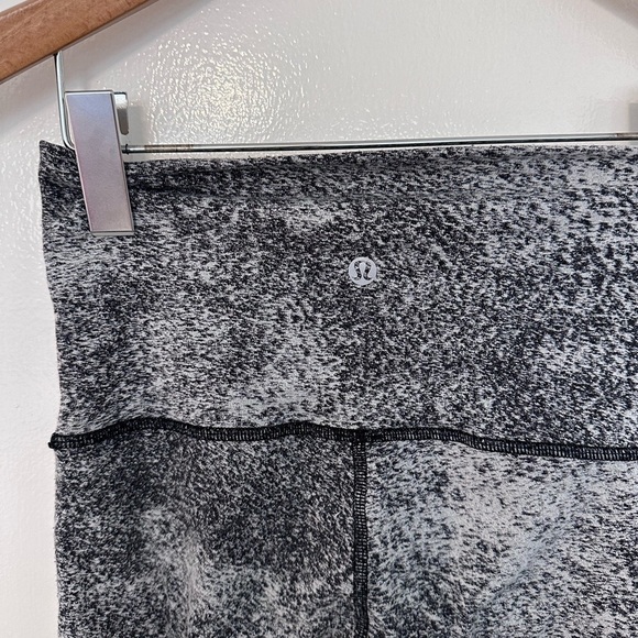 Lulu Lemon Black/White Marble Coloring Full Length Leggings Size 4 - Picture 4 of 5